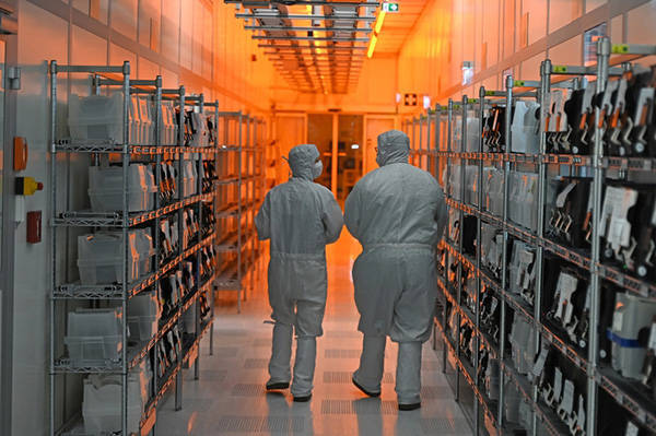 荷兰分析人士:安世半导体事件表明<strong></p>
<p>比特儿海外交易平台</strong>,欧洲夹在中美之间无能为力