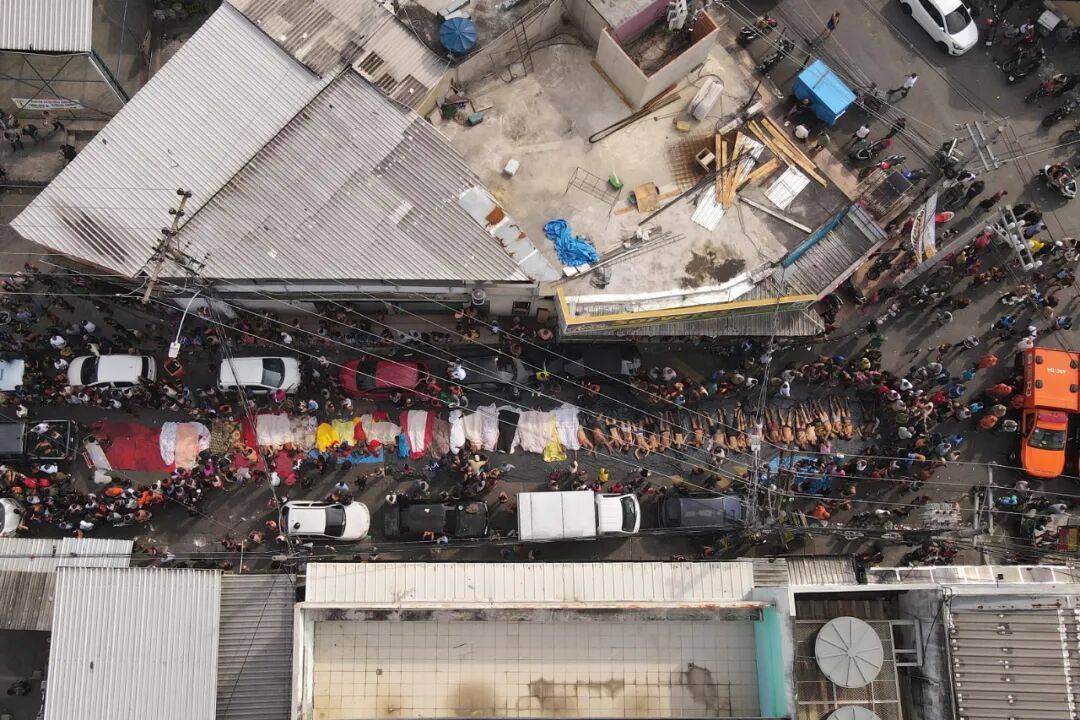 巴西强力“剿匪”!里约热内卢警匪激战,已有120多人死亡,总统卢拉发声,现场画面曝光→