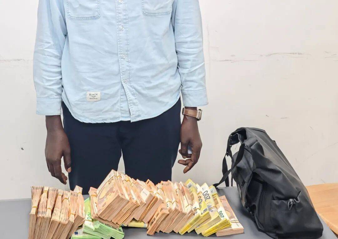 成捆的欧元现金就放在背包里装着<strong></p>
<p>比特儿电话</strong>,折合人民币超186万元,旅客入境时被广州海关查获