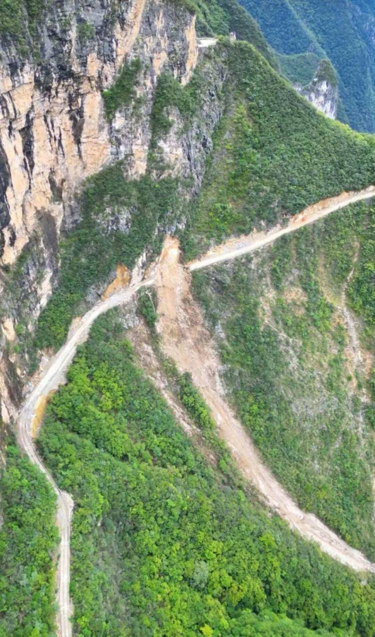 重庆网红“挂壁公路”垮塌<strong></p>
<p>比特儿账号</strong>,附近村民外出绕行已半月盼修复,当地:已完成排危,正在修