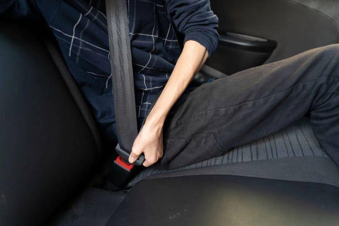 死亡率翻倍!后排乘客不系安全带<strong></p>
<p>比特儿账号</strong>,危险且违法