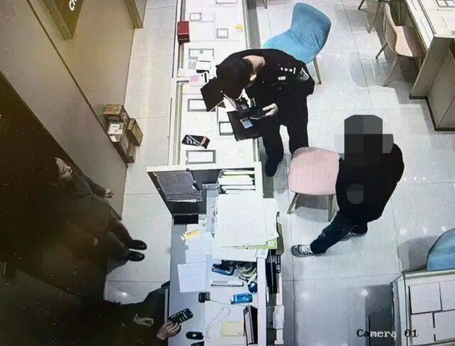 股市套现170万元后<strong></p>
<p>比特儿暂停</strong>,杭州男子豪购300克金条!老板当场报警……