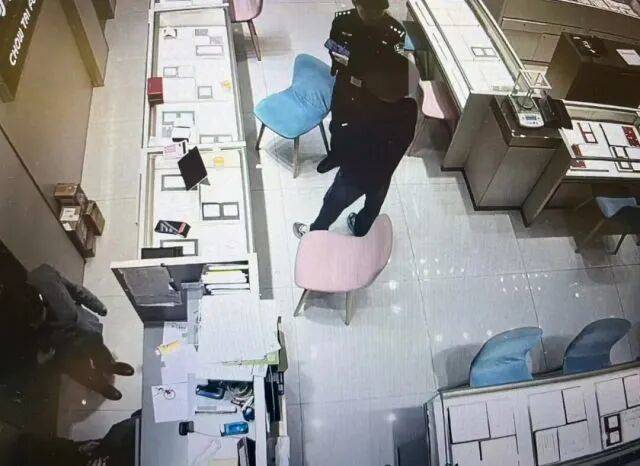 股市套现170万元后<strong></p>
<p>比特儿暂停</strong>,杭州男子豪购300克金条!老板当场报警……