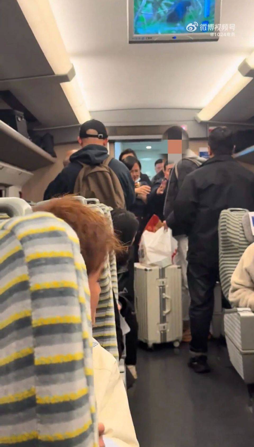 老年男子高铁上要求让座遭拒<strong></p>
<p>比特儿暂停</strong>,反辱骂年轻乘客:“你是人吗?”