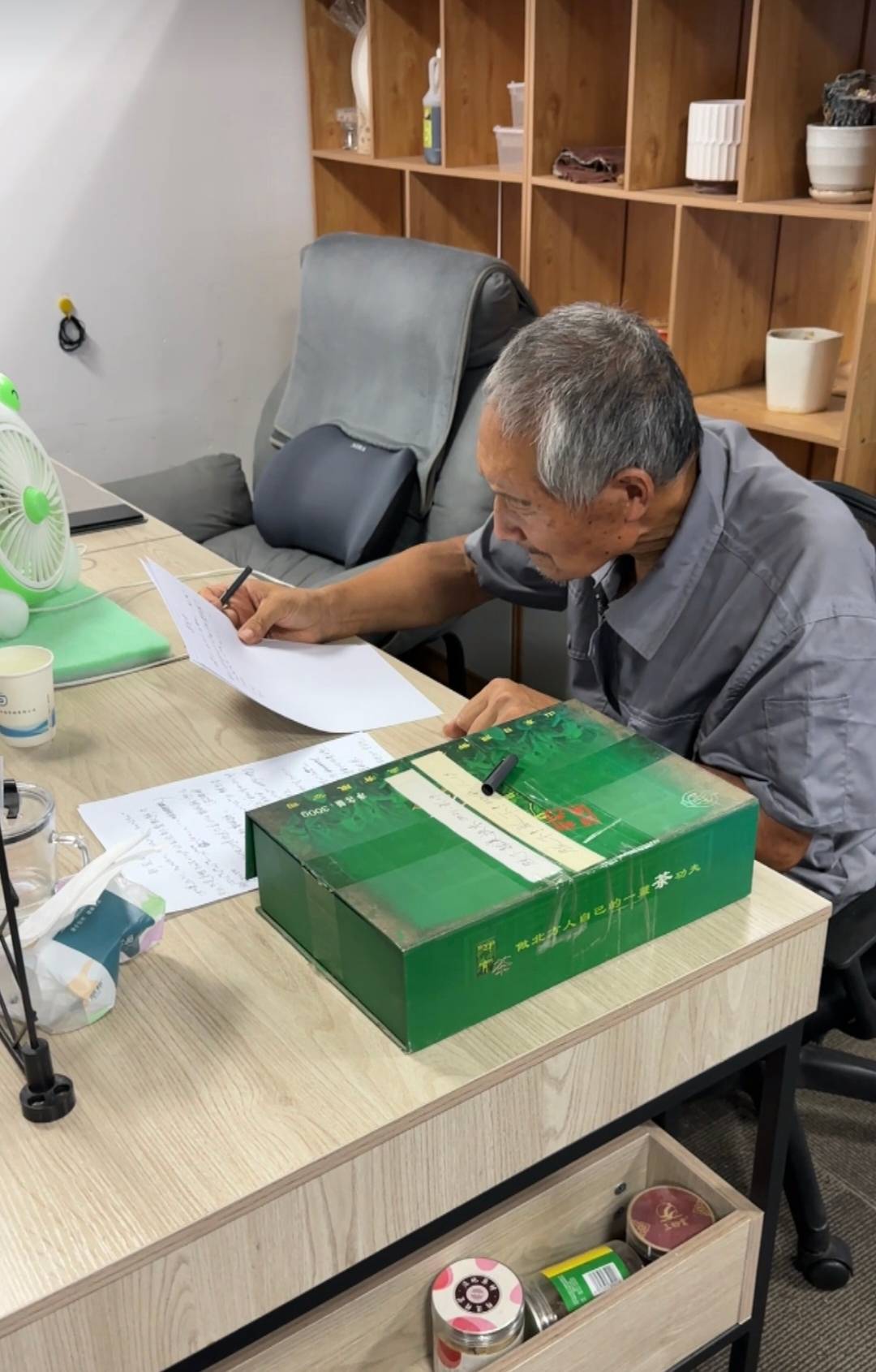 70岁保洁员的数学梦<strong></p>
<p>比特儿暂停</strong>,被2000多万人看见