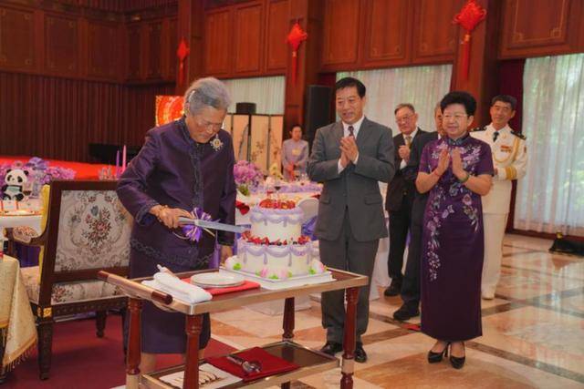 连续有两位国王访华<strong></p>
<p>比特儿暂停</strong>,其中一位是建交以来首访,证明了什么?