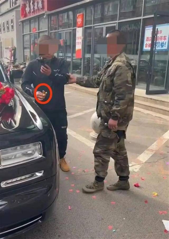婚车遭拦截索要50条烟作为喜钱<strong></p>
<p>比特儿暂停</strong>,双方僵持1小时,新人无奈打车离去!
