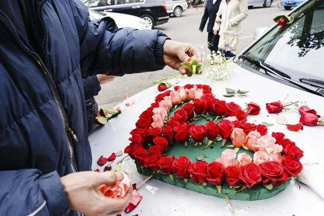 婚车遭拦截索要50条烟作为喜钱<strong></p>
<p>比特儿暂停</strong>,双方僵持1小时,新人无奈打车离去!