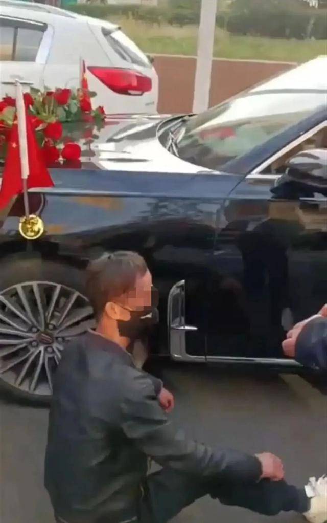 婚车遭拦截索要50条烟作为喜钱<strong></p>
<p>比特儿暂停</strong>,双方僵持1小时,新人无奈打车离去!