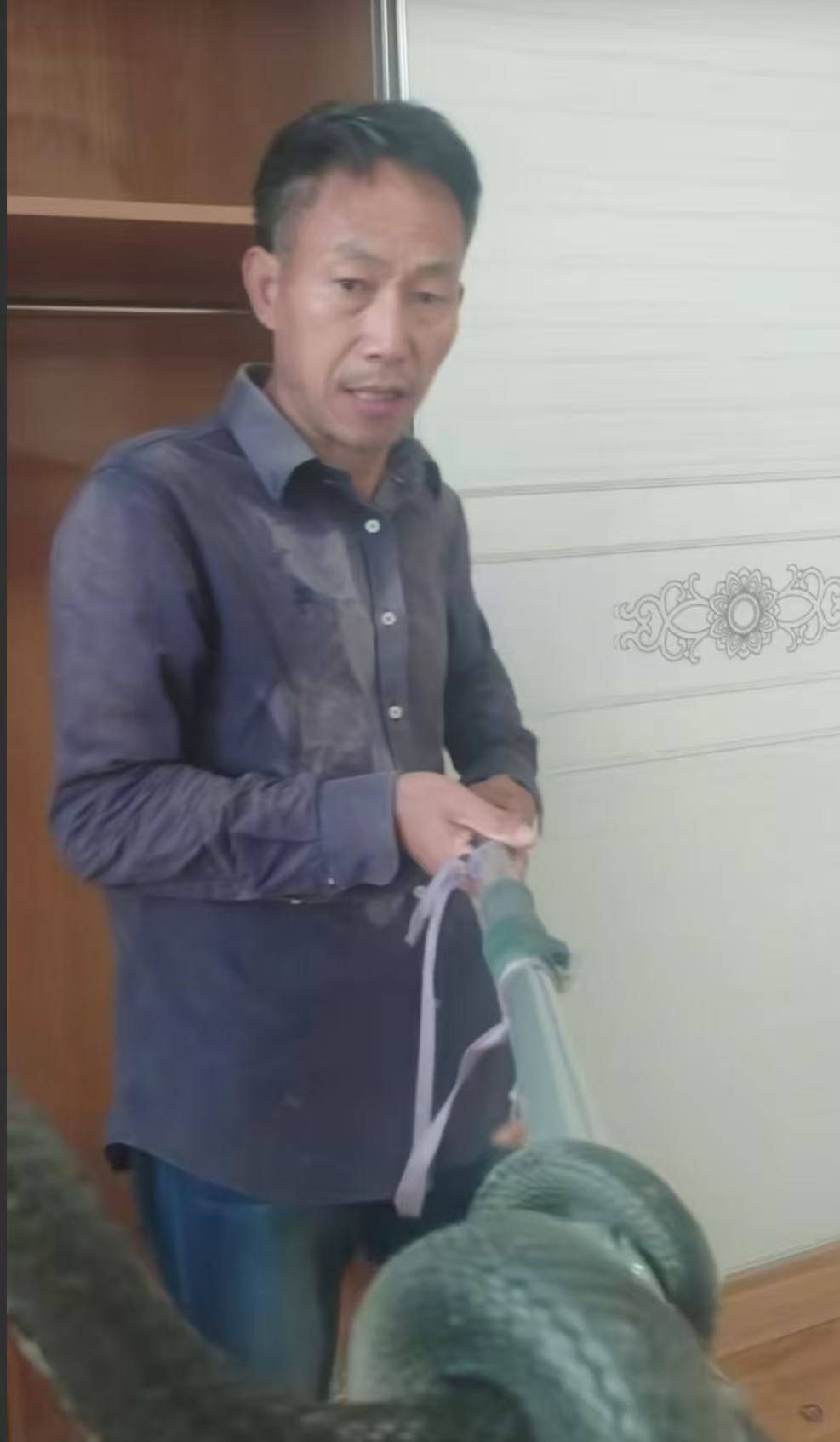 “蛇被我甩开了<strong></p>
<p>桔子虚拟币</strong>，没完全注射毒液”，湖南直播抓蛇被咬伤网红被警方拘留后发声道歉