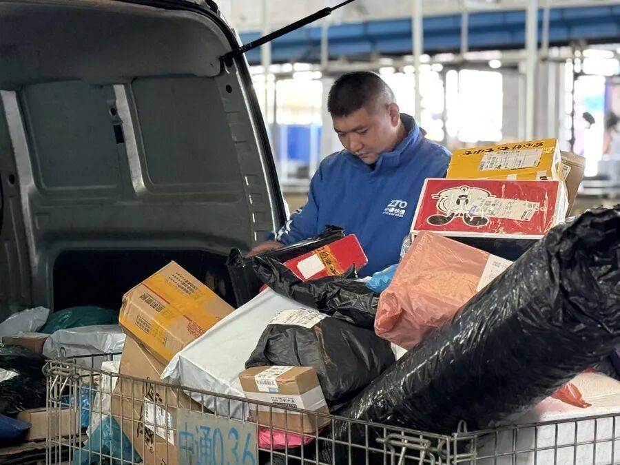 上海一快递小哥跳河救人<strong></p>
<p>TBG虚拟币</strong>,上岸后全身湿透继续派送