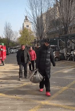 担心烧煤取暖不安全，山东济宁17岁男孩偷偷接爷爷奶奶进城，父亲点赞：比我做得强
