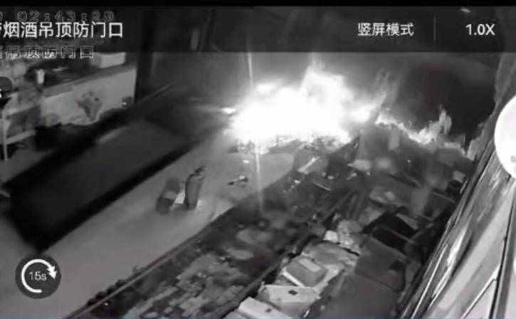 多名男子开越野车撞开烟酒店大门行窃<strong></p>
<p>畅u虚拟币</strong>,失主报案称损失超20万元,警方回应