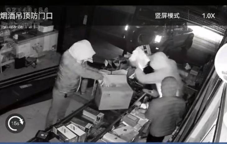 多名男子开越野车撞开烟酒店大门行窃<strong></p>
<p>畅u虚拟币</strong>,失主报案称损失超20万元,警方回应