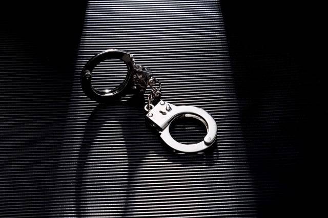 17岁女孩被继父强奸时不敢反抗<strong></p>
<p>畅u虚拟币</strong>,曾目睹其家暴生母 法院:继父构成强奸罪