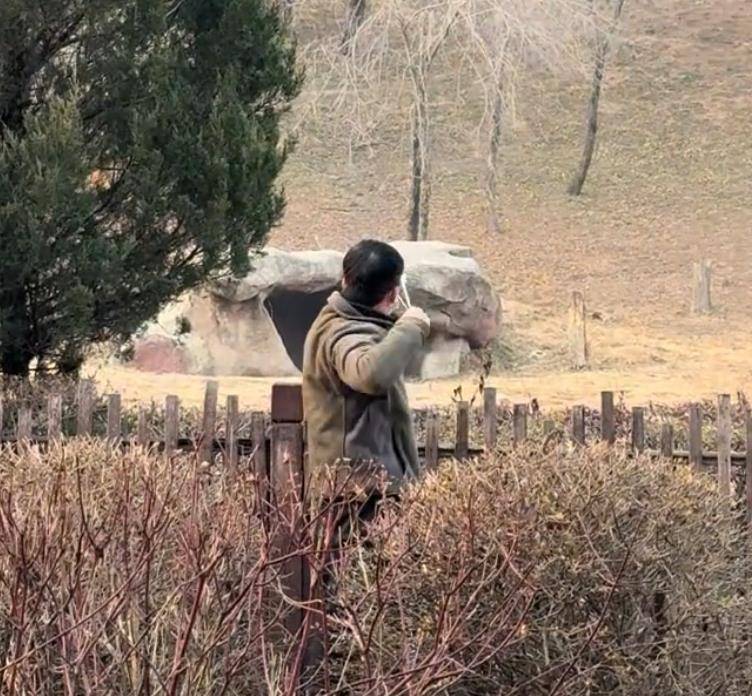 沈阳一男子动物园内用弹弓射老虎<strong></p>
<p>一键哥虚拟币</strong>,目击者称其“填装了弹丸”,打完后老虎爬起来了,园方:正在核实情况