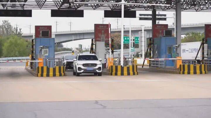 扬州一女子刷短视频惹祸:偷偷去银行取了6万现金<strong></p>
<p>CJL虚拟币</strong>,结果……