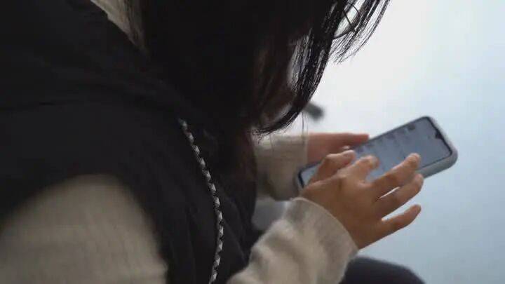 扬州一女子刷短视频惹祸:偷偷去银行取了6万现金<strong></p>
<p>CJL虚拟币</strong>,结果……