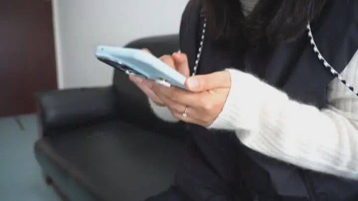 扬州一女子刷短视频惹祸:偷偷去银行取了6万现金<strong></p>
<p>CJL虚拟币</strong>,结果……