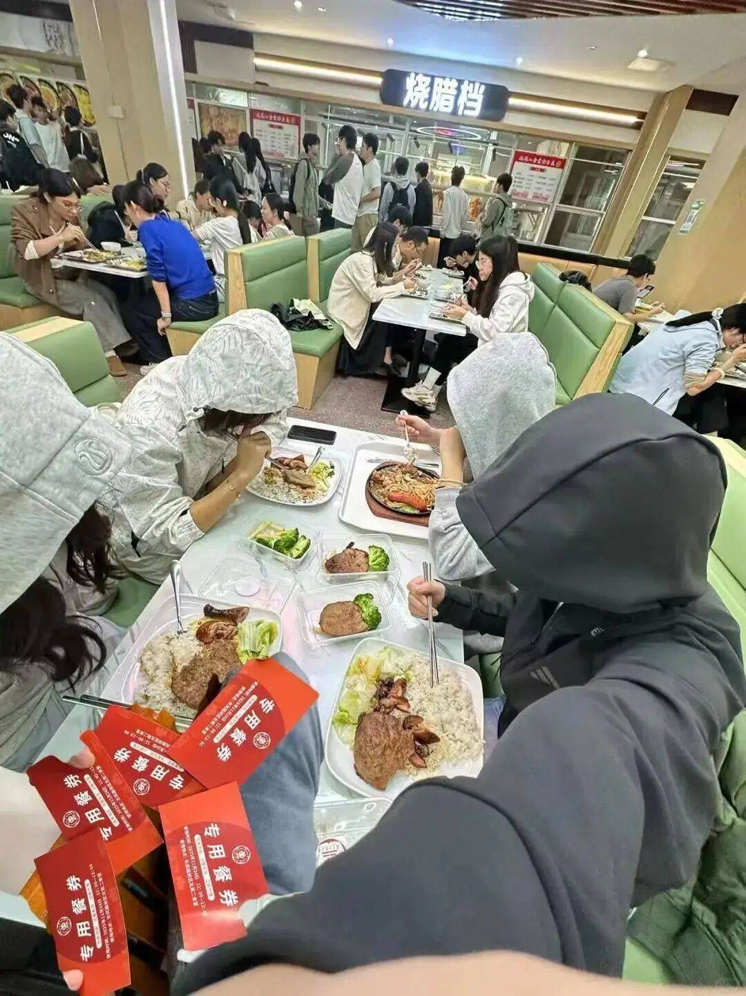 广东工业大学请6万师生吃牛扒<strong></p>
<p>bvv虚拟币</strong>,校方回应:因近期学校喜事很多