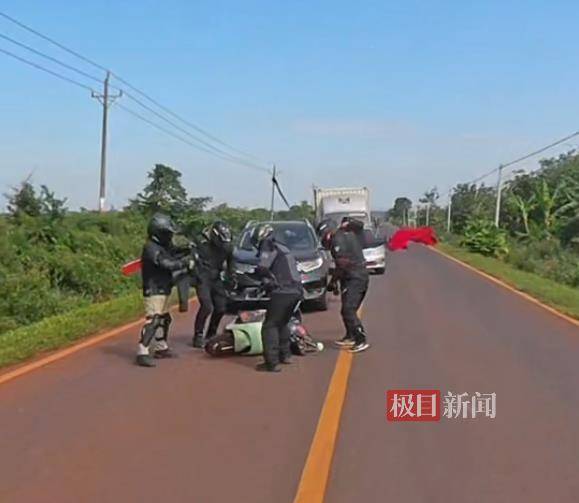 海南一女子被野蜂围攻躲进电动车挡风被，5名摩友挥舞衣服施救