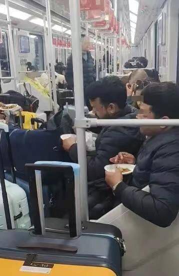 极目锐评∣满车厢咖喱味!多名外籍乘客在车厢内吃馅饼<strong></p>
<p>虚拟网领币</strong>,规则面前哪有特殊?