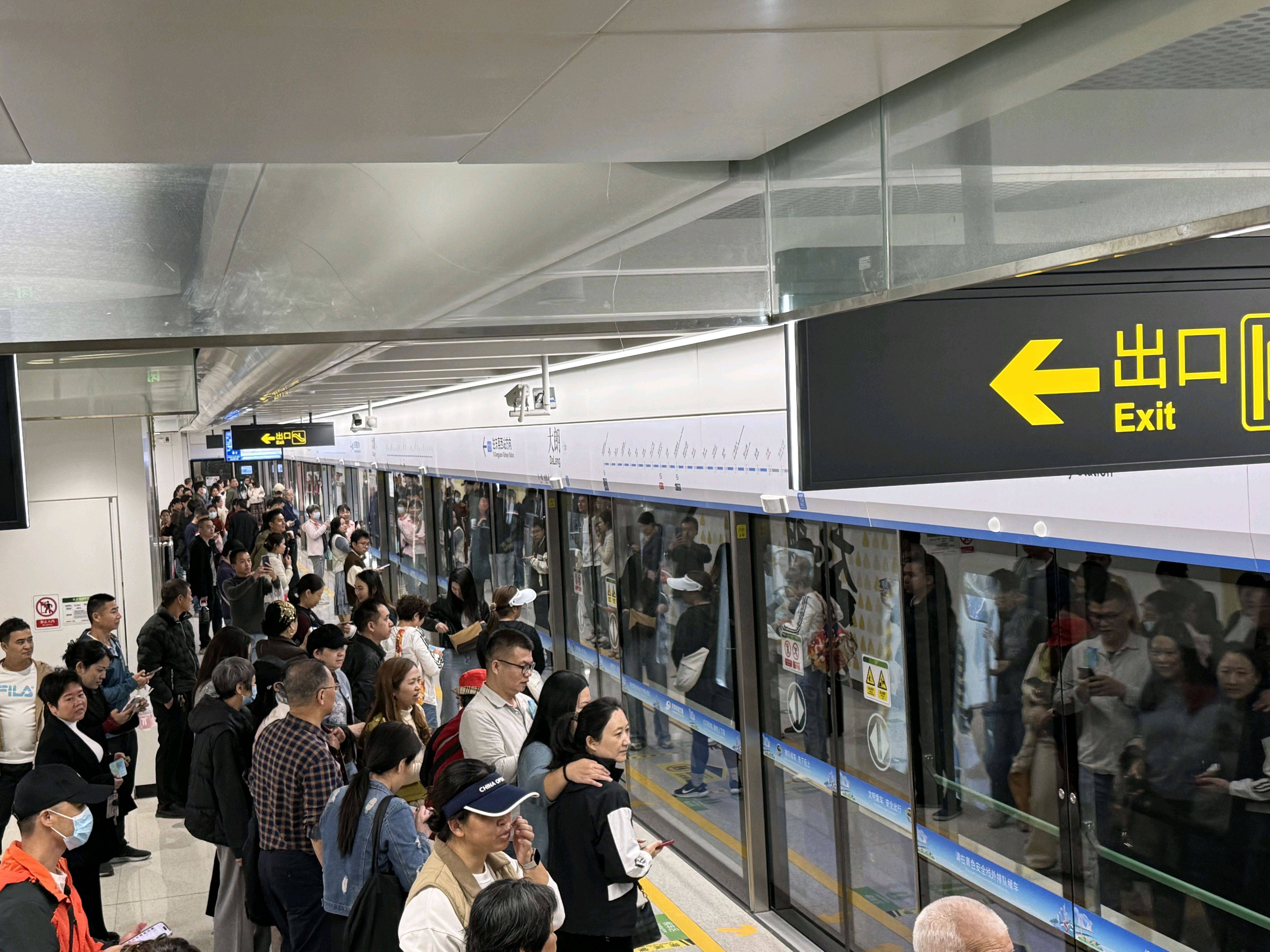 东莞地铁1号线试乘首日<strong></p>
<p>虚拟网领币</strong>,大朗4站“沸腾”了