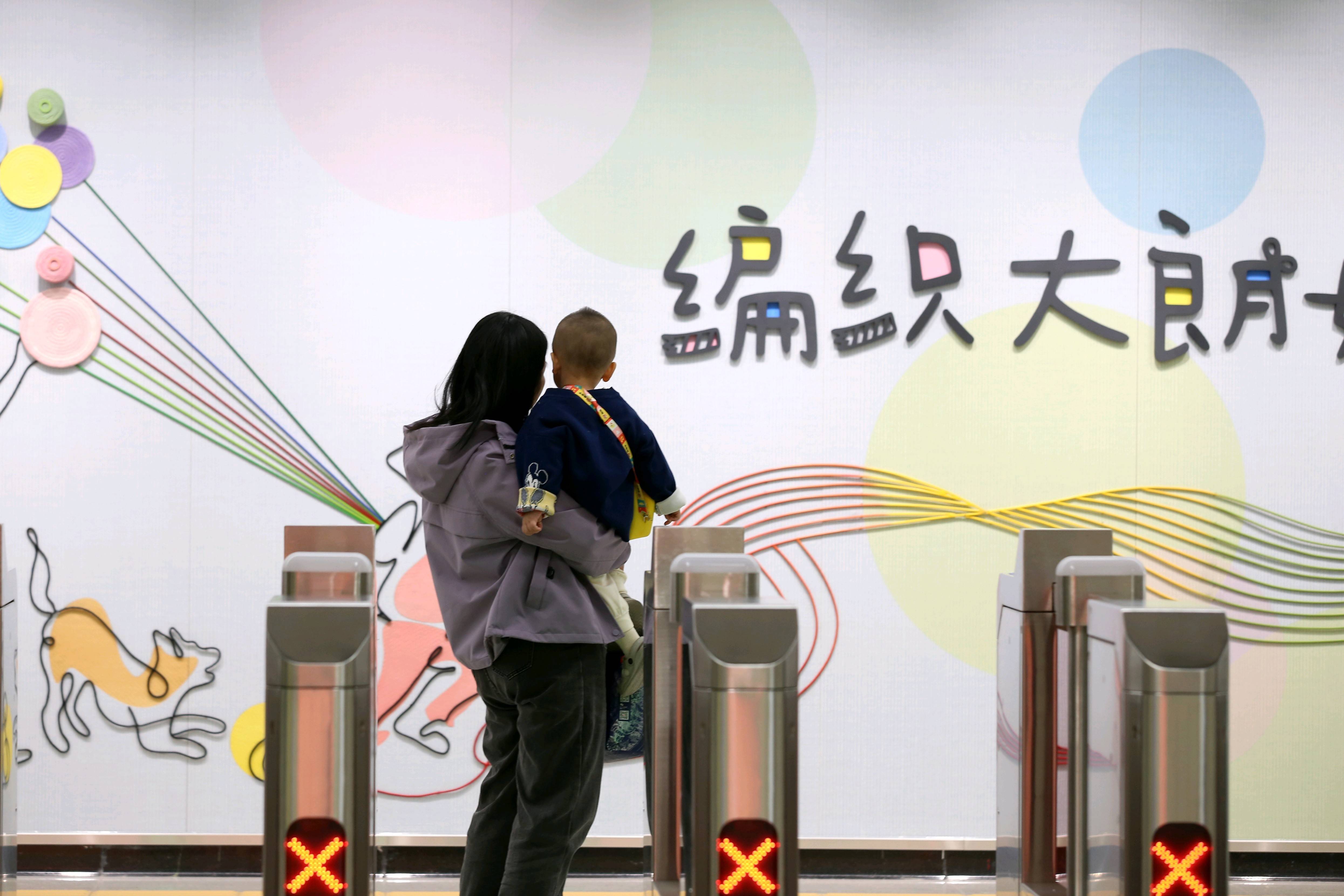 东莞地铁1号线试乘首日<strong></p>
<p>虚拟网领币</strong>,大朗4站“沸腾”了