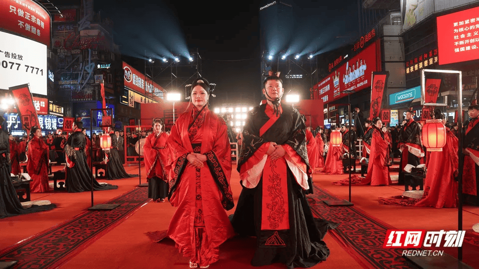 汶川地震被救起的女孩<strong></p>
<p>qkf虚拟币</strong>,17年后和救她的军人结婚了