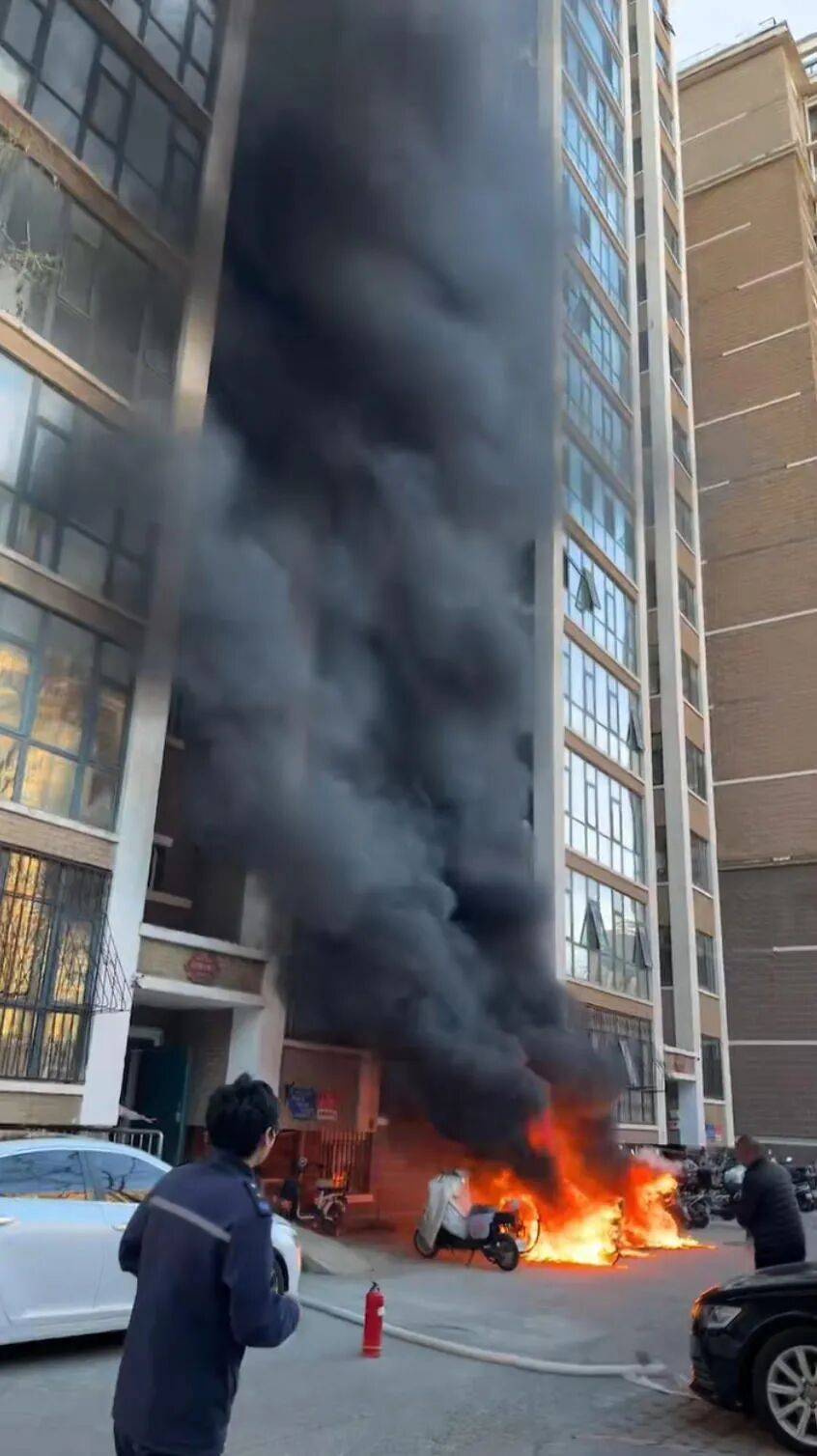 天通苑一天两起电动车火情<strong></p>
<p>代虚拟币</strong>,突然着火忒吓人丨有事儿@新京报