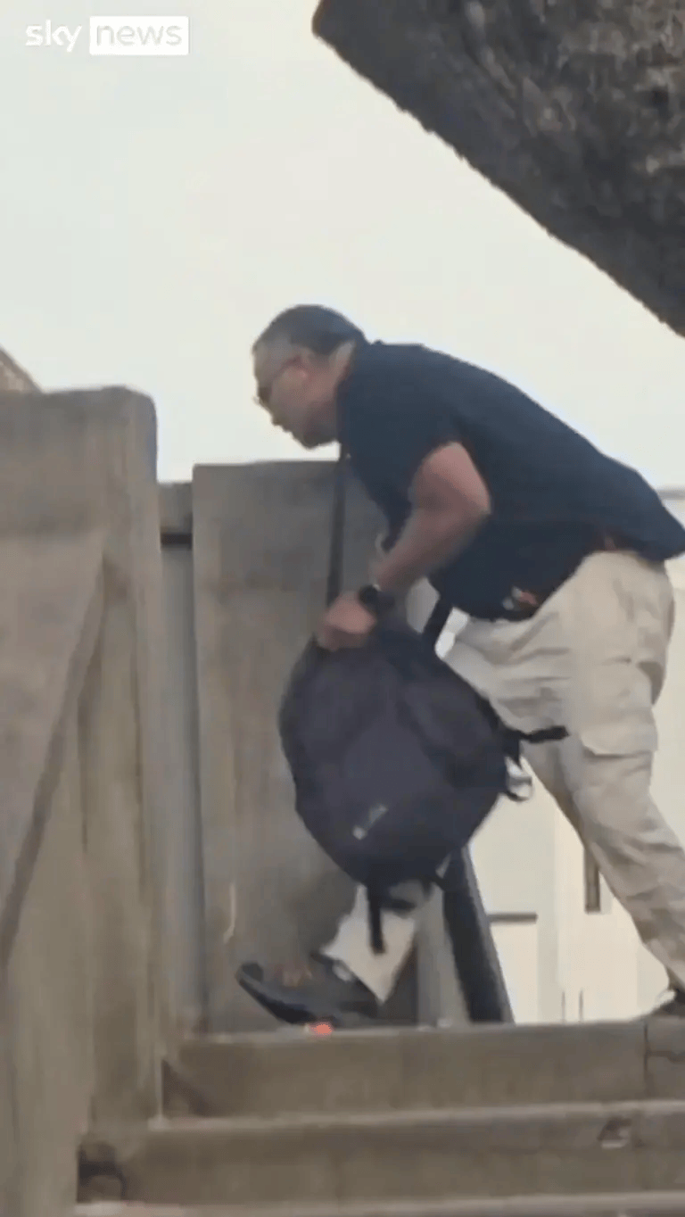 悉尼枪手被制服<strong></p>
<p>牛玩的虚拟币</strong>,愤怒民众猛踩头部,调查显示枪手合法持有六支枪