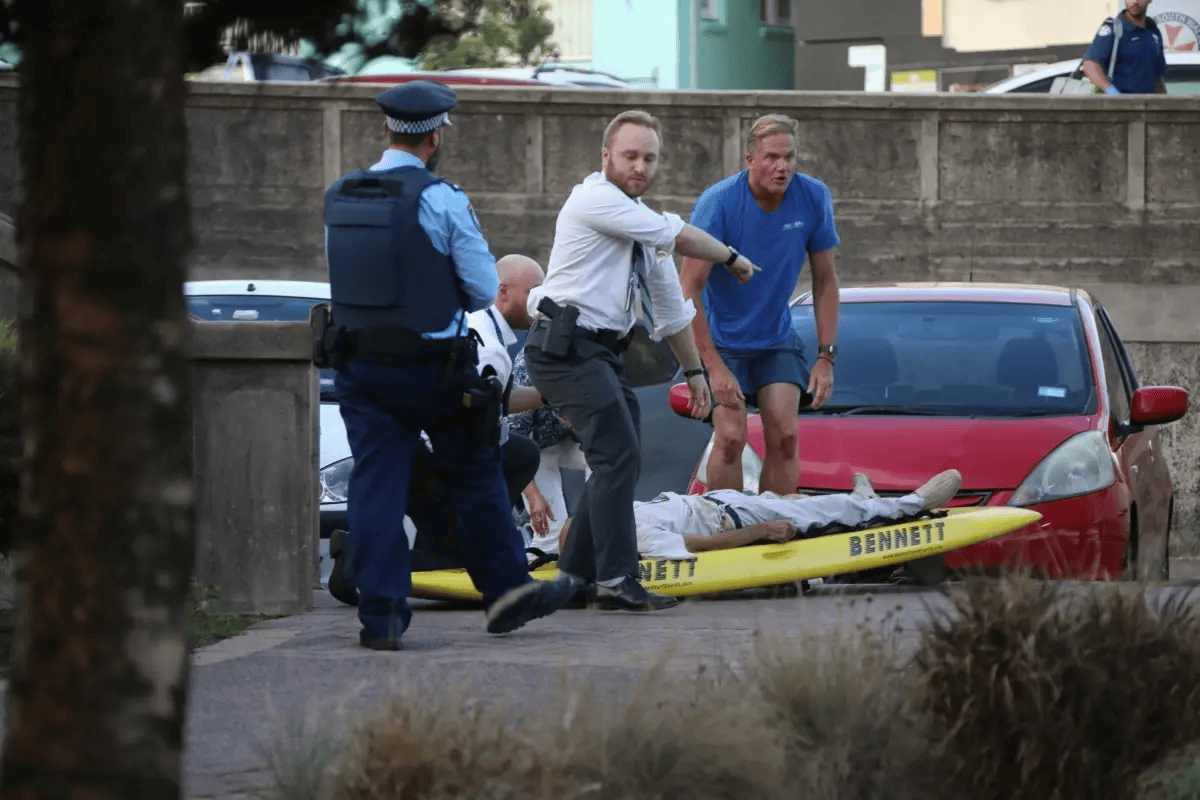 悉尼枪手被制服<strong></p>
<p>牛玩的虚拟币</strong>,愤怒民众猛踩头部,调查显示枪手合法持有六支枪