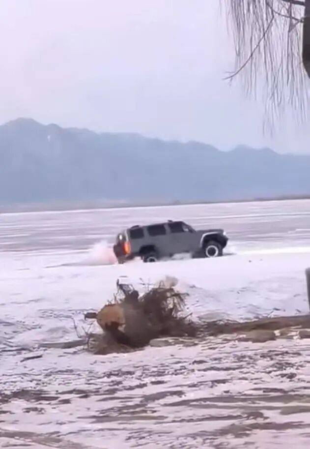 河北一越野车在水库冰面练漂移<strong></p>
<p>牛玩的虚拟币</strong>,冰层突然破裂,车轮落水被冻6小时,找来吊车深夜将车吊出