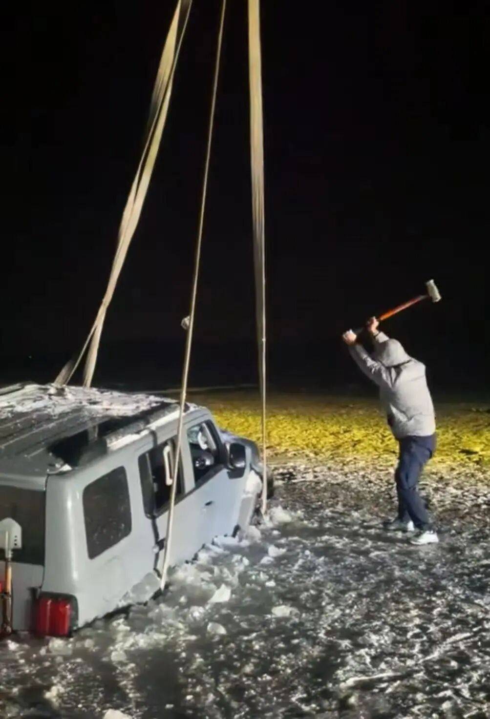 河北一越野车在水库冰面练漂移<strong></p>
<p>牛玩的虚拟币</strong>,冰层突然破裂,车轮落水被冻6小时,找来吊车深夜将车吊出