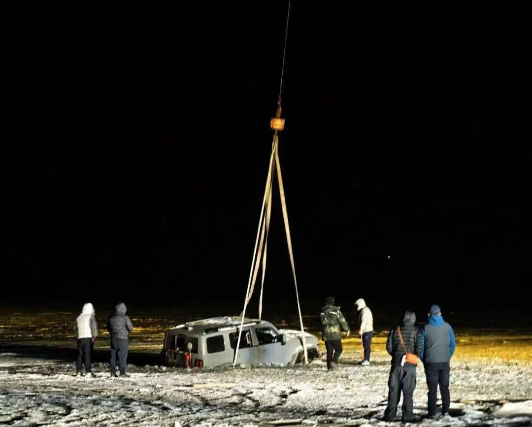 河北一越野车在水库冰面练漂移<strong></p>
<p>牛玩的虚拟币</strong>,冰层突然破裂,车轮落水被冻6小时,找来吊车深夜将车吊出