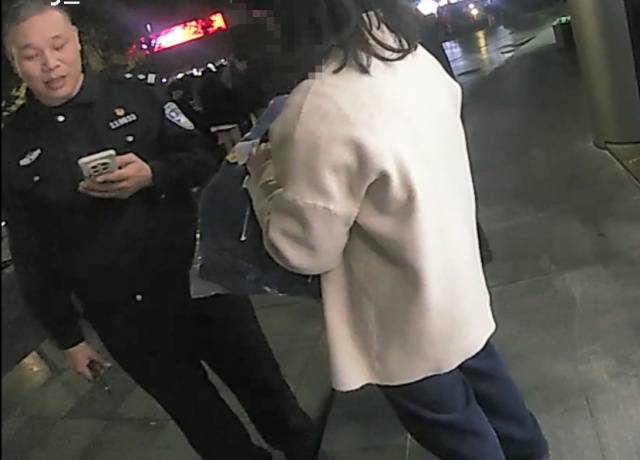 机智!快递在家门口被偷<strong></p>
<p>牛玩的虚拟币</strong>,她用一招抓到了人还拿回了东西