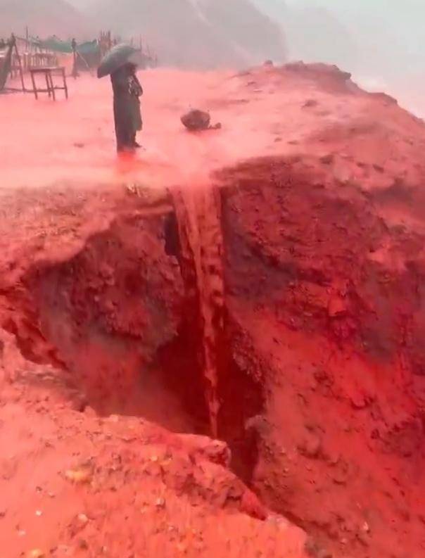 罕见！伊朗霍尔木兹岛遭遇强降雨<strong></p>
<p>虚拟币有公网</strong>，部分海域变成“血色海洋”