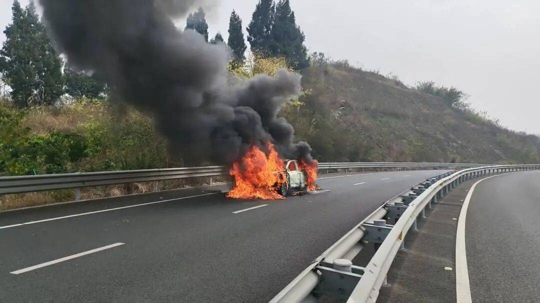 四川高速上一汽车突发自燃!车内两人闻到异味后果断弃车<strong></p>
<p>虚拟币有公网</strong>,成功逃生