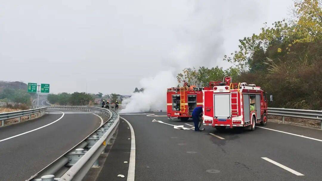 四川高速上一汽车突发自燃!车内两人闻到异味后果断弃车<strong></p>
<p>虚拟币有公网</strong>,成功逃生