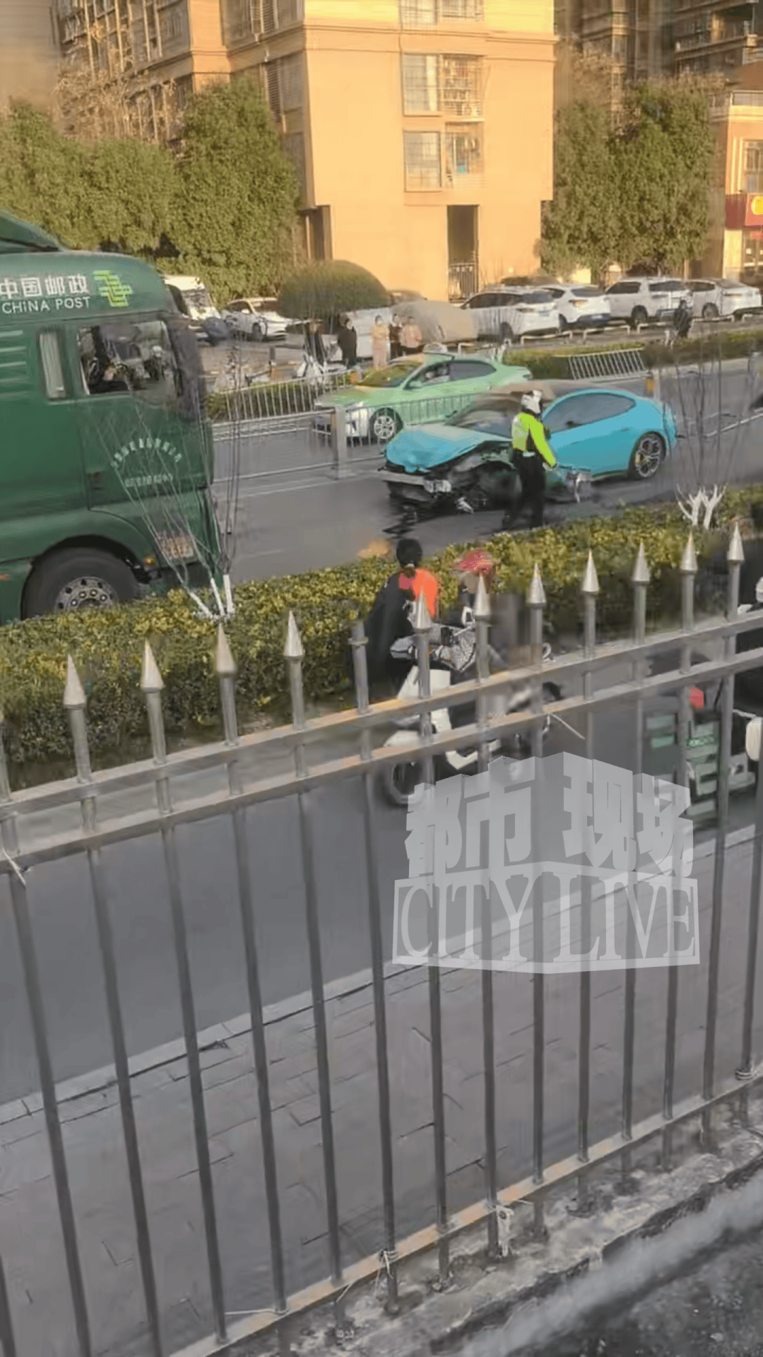 安徽一小米SU7撞翻几十米护栏<strong></p>
<p>虚拟币有公网</strong>，目击者称车辆前轮脱落后才刹停，当地交警回应