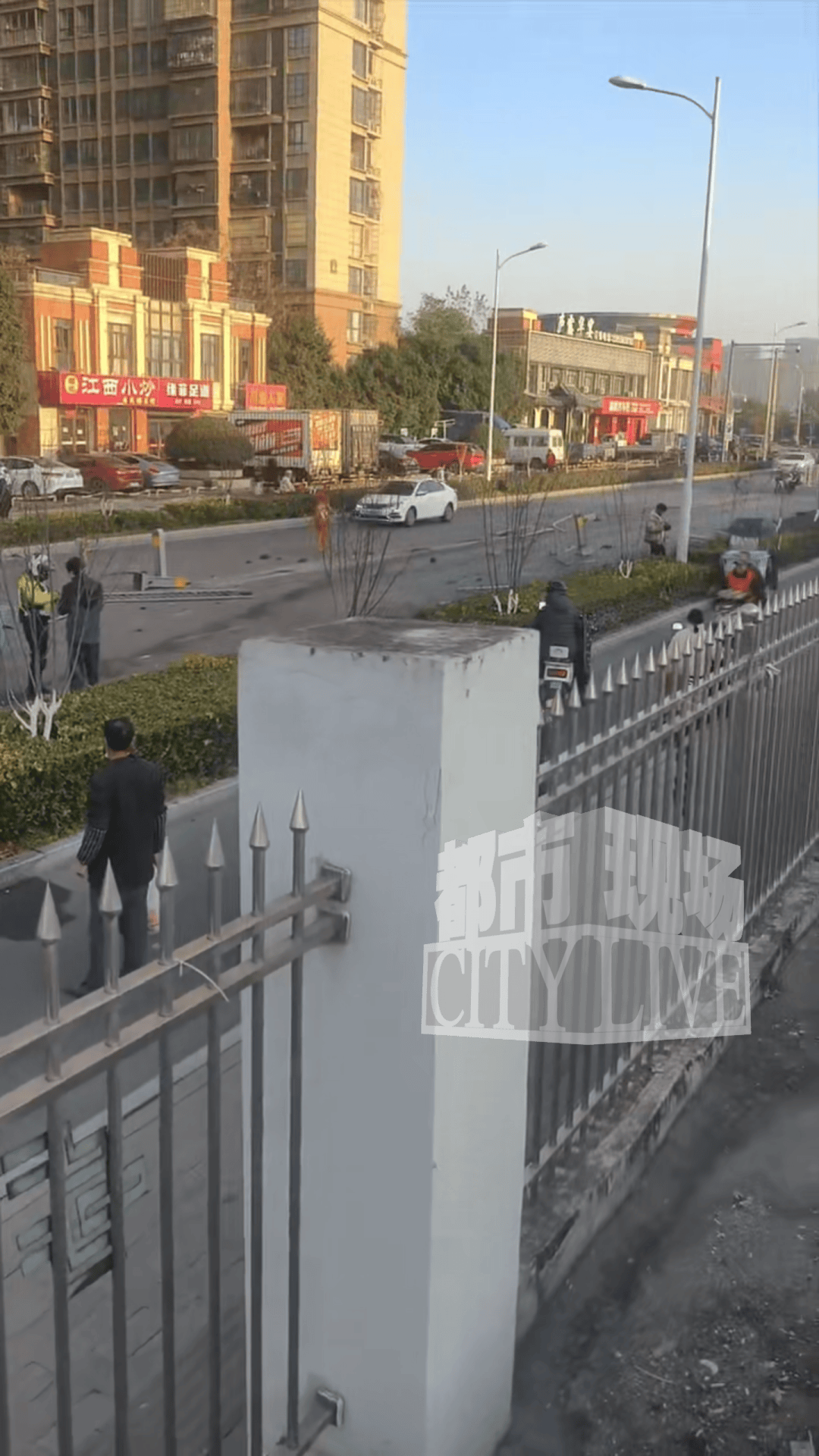 安徽一小米SU7撞翻几十米护栏<strong></p>
<p>虚拟币有公网</strong>，目击者称车辆前轮脱落后才刹停，当地交警回应