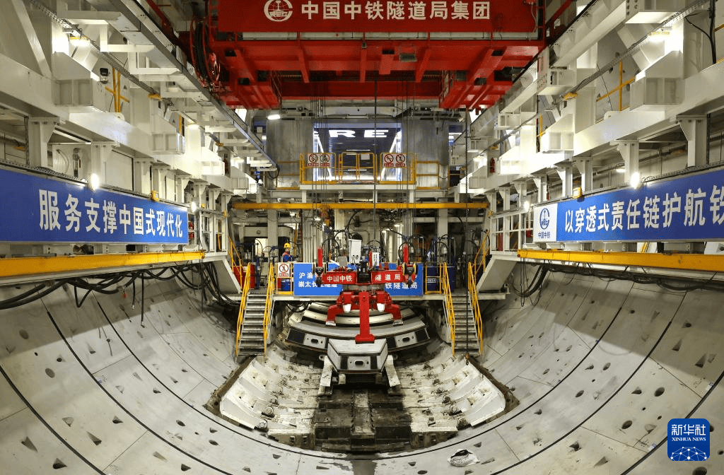 世界最大直径高铁盾构机“领航号”掘进突破万米