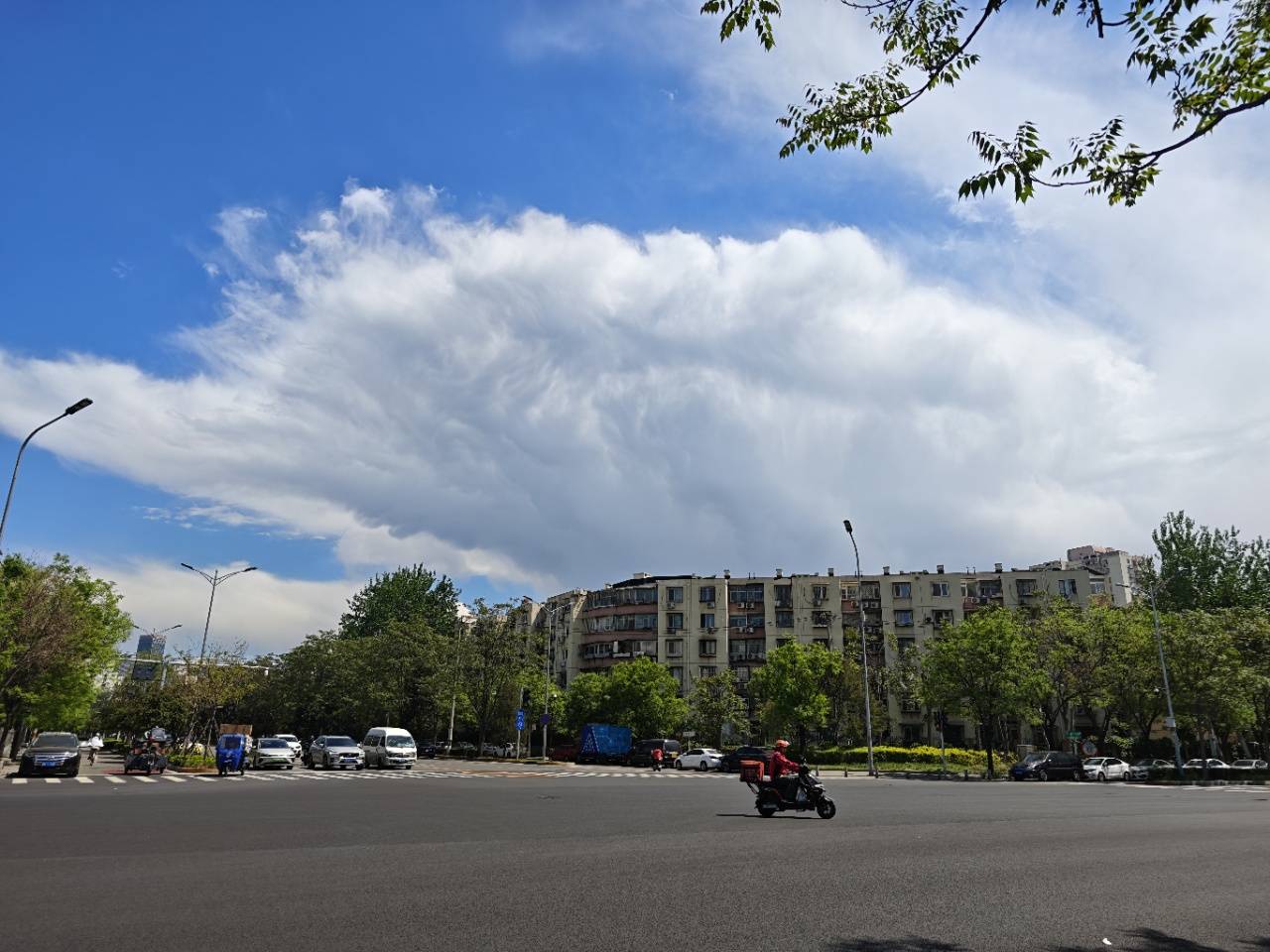 出现“雨幡”奇景<strong></p>
<p>河北虚拟币</strong>，北京今天的云像“天空之城”